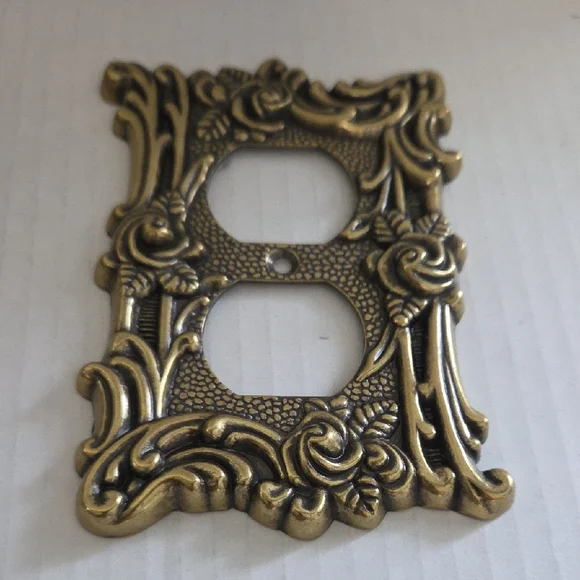 vintage AmerTac 60D ornate floral and scroll outlet cover plates from 1967 - Picture 3 of 6